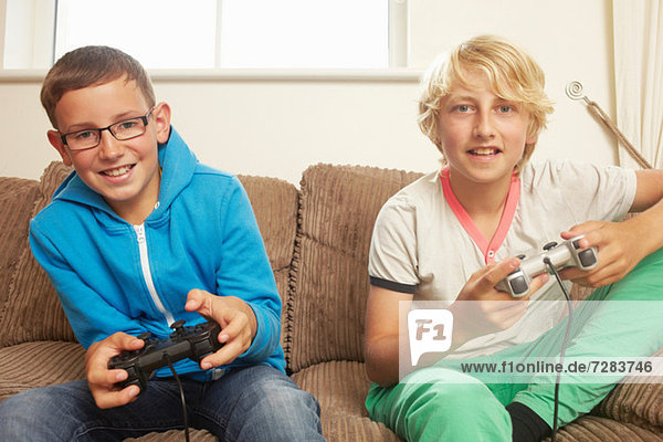 Zwei Jungen spielen Videospiel