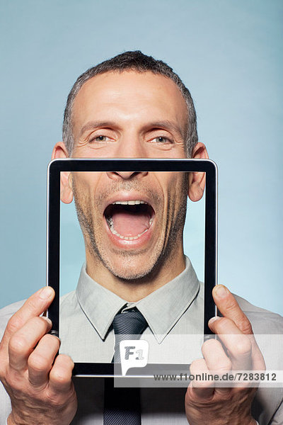 Mann  der den Hals mit einem digitalen Tablett bedeckt