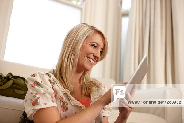 Frau mit digitalen Tablette