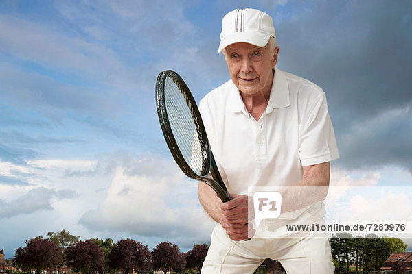 Älterer Mann beim Tennisspielen