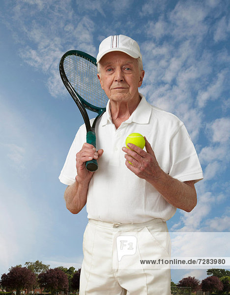 Porträt eines älteren Mannes mit Tennisausrüstung