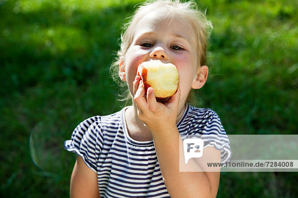 Mädchen essen Apfel