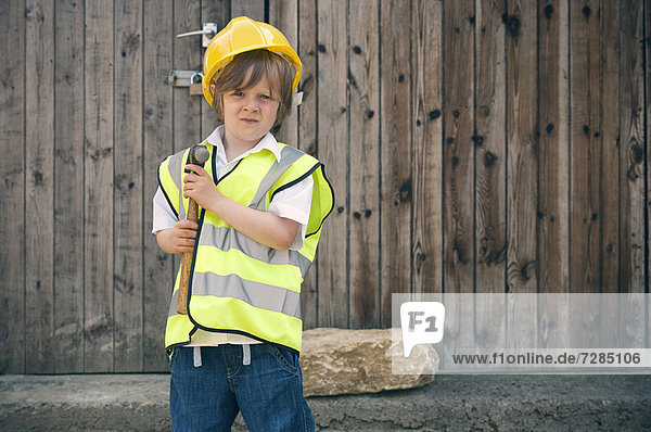 Junge spielt Bauarbeiter