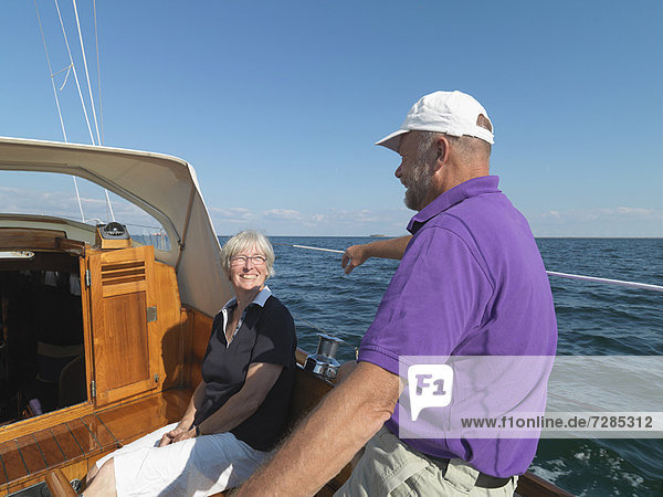 Ältere Paare segeln zusammen auf dem Meer
