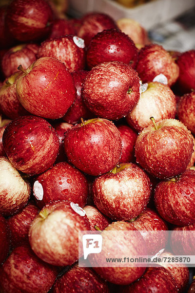 Rote Äpfel zum Verkauf auf dem Markt