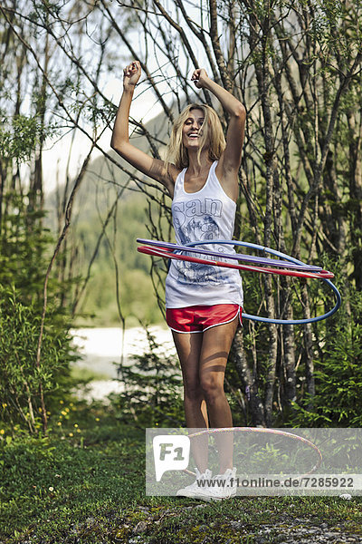 Frau Hula Hooping im Wald