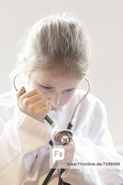 Mädchen spielender Arzt mit Stethoskop