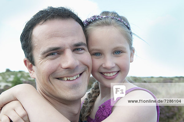 Vater und Tochter lächeln zusammen