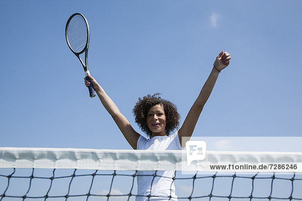 Tennisspieler beim Jubeln auf dem Platz