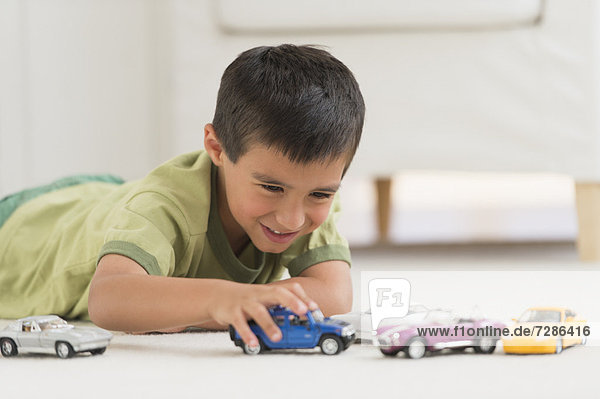 Portrait Junge - Person Auto Spielzeug 5-9 Jahre 5 bis 9 Jahre spielen