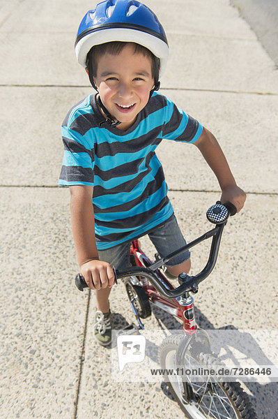 Portrait  Junge - Person  fahren  Fahrrad  Rad  5-9 Jahre  5 bis 9 Jahre