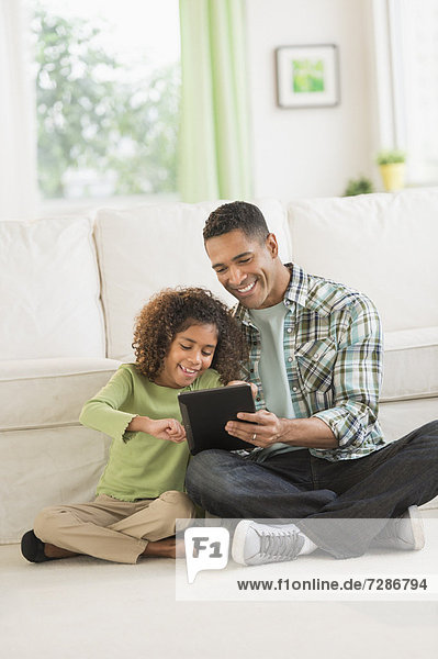 benutzen  Menschlicher Vater  Tablet PC  Tochter  5-9 Jahre  5 bis 9 Jahre