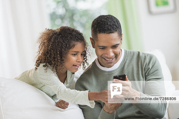 Handy  benutzen  Menschlicher Vater  Kurznachricht  Tochter  5-9 Jahre  5 bis 9 Jahre