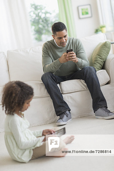 Handy  benutzen  Menschlicher Vater  Kurznachricht  Tablet PC  Tochter  5-9 Jahre  5 bis 9 Jahre
