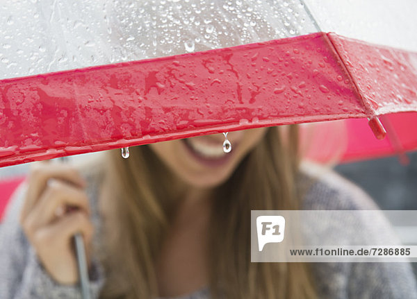 Frau ,Regenschirm, Schirm ,unterhalb ,Regen ,jung