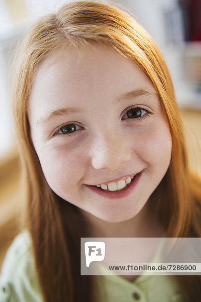 Portrait  lächeln  5-9 Jahre  5 bis 9 Jahre  Mädchen