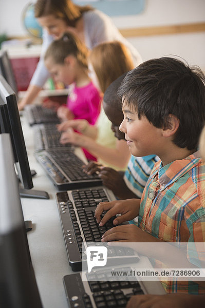 Computer  arbeiten  Lehrer  Schule  5-9 Jahre  5 bis 9 Jahre