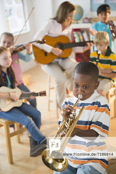 Musik  Lehrer  Schule  Schulklasse  Klasse  5-9 Jahre  5 bis 9 Jahre  spielen