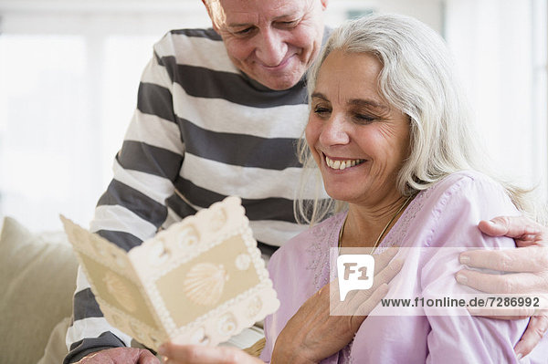 Portrait  grüßen  Senior  Senioren  Karte  vorlesen