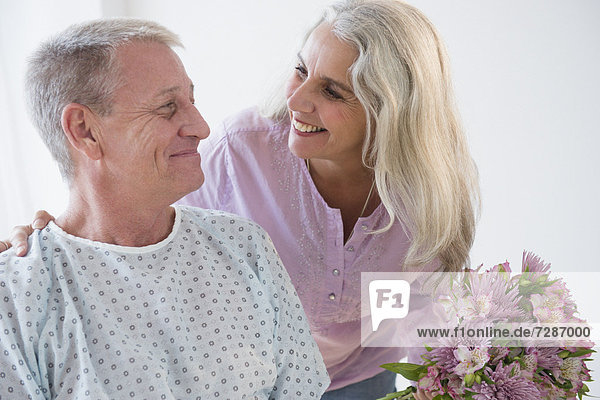 Patientin  Senior  Senioren  Blumenstrauß  Strauß  Frau  geben