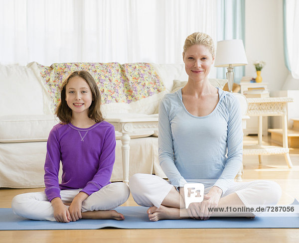 üben  Yoga  Tochter  5-9 Jahre  5 bis 9 Jahre  Mutter - Mensch