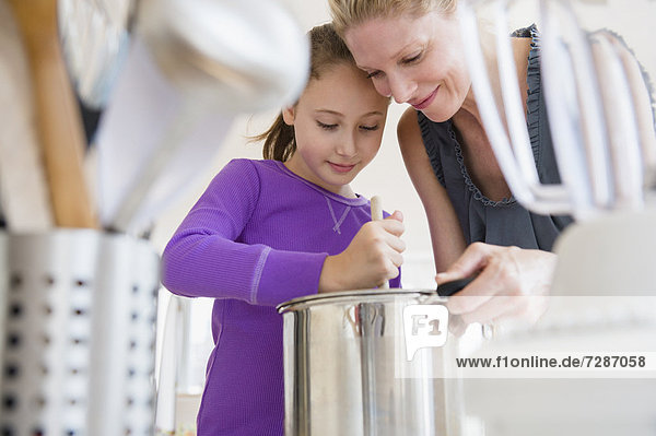 Zusammenhalt kochen Tochter 5-9 Jahre 5 bis 9 Jahre Mutter - Mensch