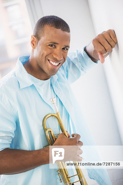 Mann  halten  jung  Trompete