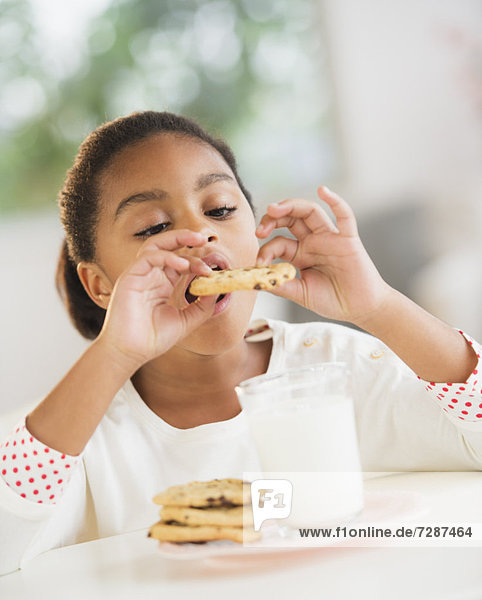 5-9 Jahre 5 bis 9 Jahre essen essend isst Mädchen Keks