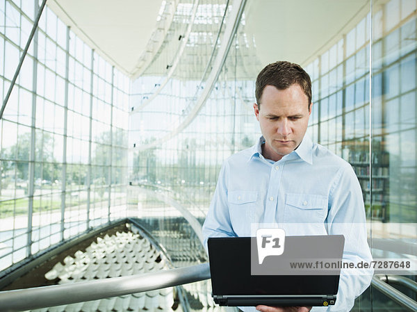 Portrait des Mannes mit laptop