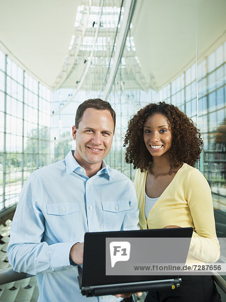 Mann und Frau mit laptop