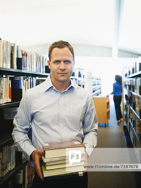 Mann Buch halten Bibliotheksgebäude