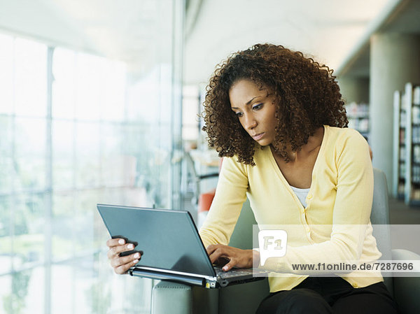 Portrait einer jungen Frau mit laptop