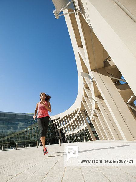 Frau Gebäude joggen jung vorwärts modern