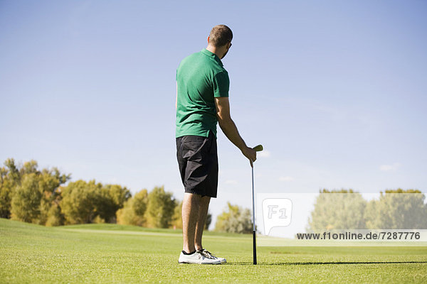 stehend  Mann  Rückansicht  Ansicht  Golfsport  Golf  Kurs