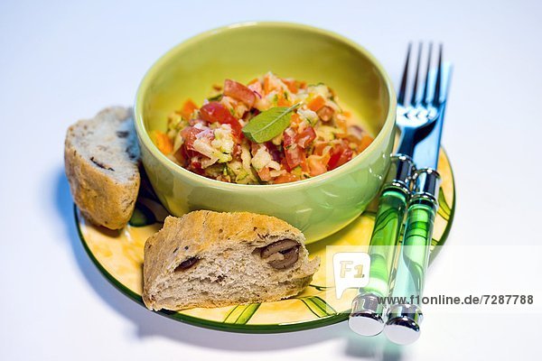 Rohkostsalat und Olivenbaguette