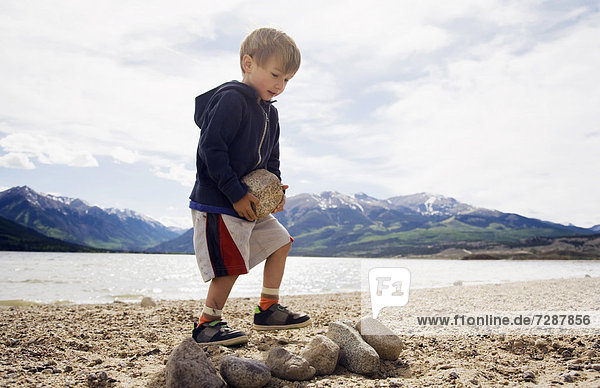 Felsbrocken tragen Strand Junge - Person 2-3 Jahre 2 bis 3 Jahre