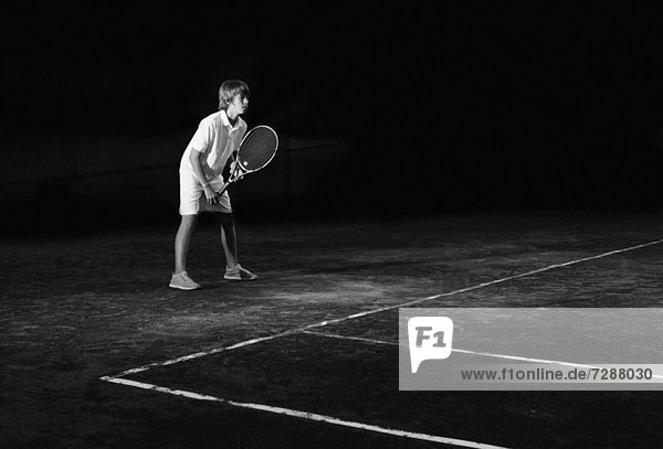 Boy Tennisspielen