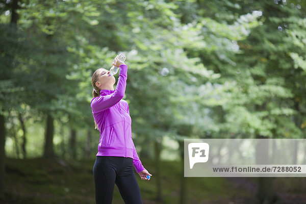 Frau  nehmen  joggen  jung  Pause  Trinkwasser  Wasser