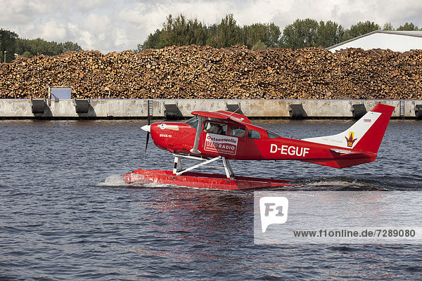 'Knallrotes Wasserflugzeug ÑDuck 01''  eine Cessna 206  im alten Fischereihafen Rostock  Mecklenburg-Vorpommern  Deutschland  Europa'