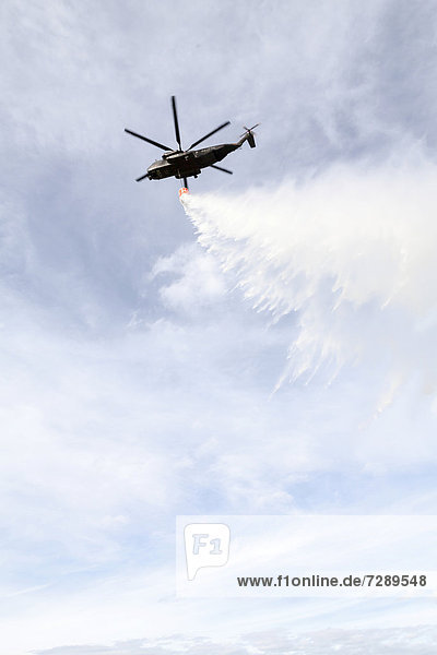 Hubschrauber CH-53 mit Feuerlöschbehälter bei einer Übung  5000 Liter Wasser werden abgeregnet  Laupheim  Baden-Württemberg  Deutschland  Europa