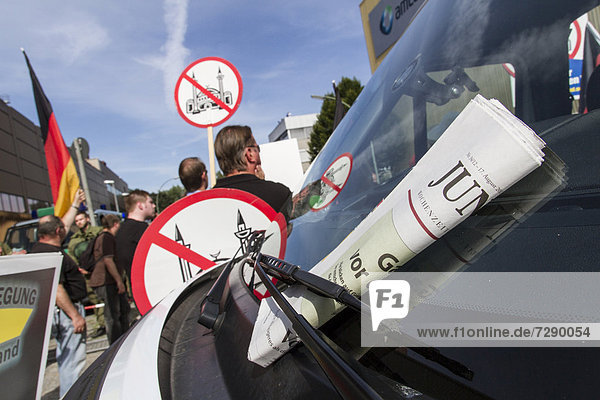 Zeitung Junge Freiheit  Autoscheibe  Anti-Islam-Kundgebung  Proteste  Mahnwache der rechtspopulistischen Partei Pro-Deutschland in der Haberstraße  Berlin  Deutschland  Europa