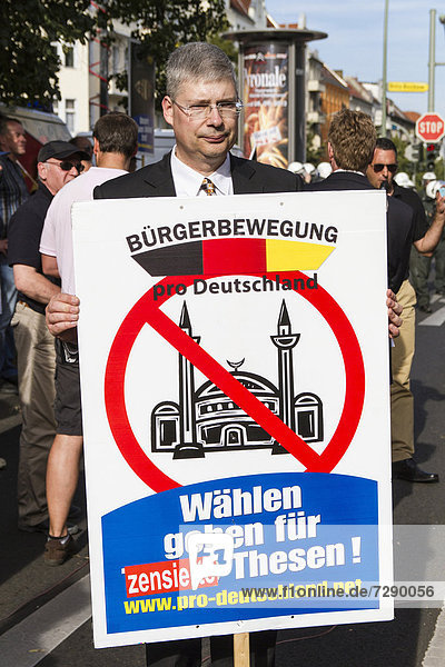 Manfred Rouhs  Vorsitzender Pro-Deutschland  Kundgebung  Proteste  Mahnwache der rechtspopulistischen Partei Pro-Deutschland in der Flughafenstraße  Berlin  Europa