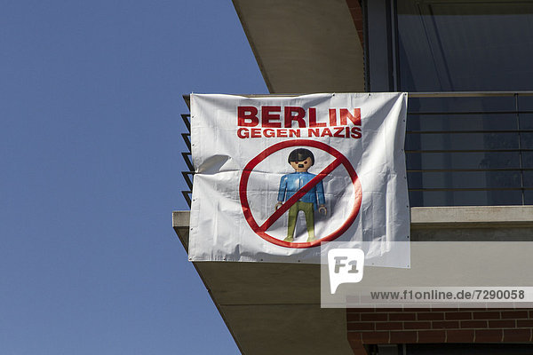 'Transparent ''Berlin gegen Nazis''  durchgestrichene Playmobil-Hitler-Figur  Berlin  Deutschland  Europa'