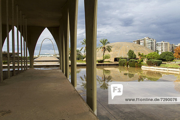 Libanesischer Pavillon  Expo-Gelände  Rachid Karami International Fair  Tripoli  Libanon. Der brasilianische Architekt Oscar Niemeyer plante das Areal Anfang der 1960er Jahre. Rechts die Versammlungshalle  links im Hintergrund der Betonbogen.
