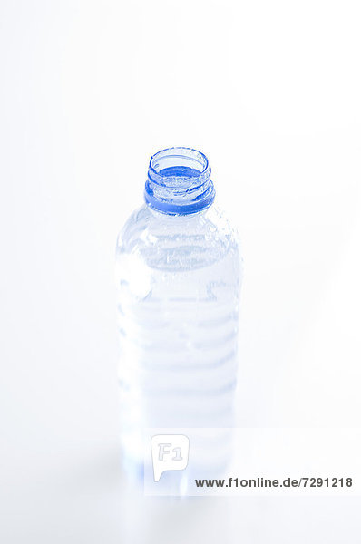 Flasche voll Wasser auf weißem Grund