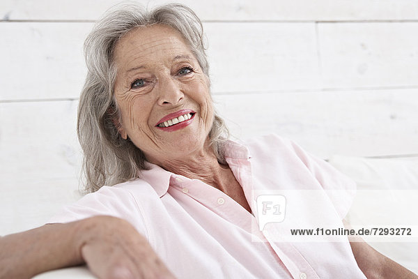 Spanien  Seniorin lächelnd  Portrait