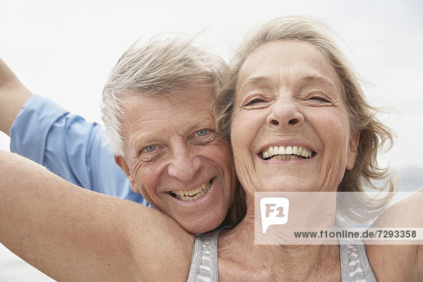 Spanien  Seniorenpaar lächelnd  Portrait