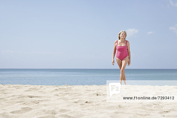 Spanien  Mallorca  Seniorin beim Spaziergang am Strand