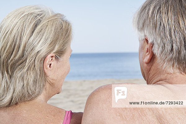 Spanien  Mallorca  Glückliches Seniorenpaar am Strand