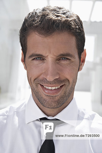 Spanien  Geschäftsmann lächelnd  Portrait